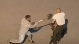 .Неадекватный водитель грузовика  напал с лопатой на обычного прохожего на "зебре" в Приморье