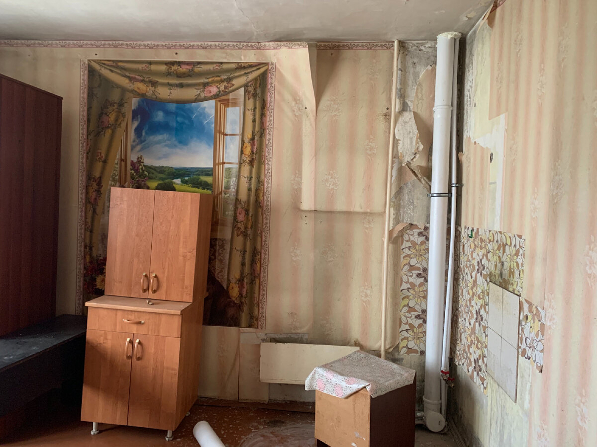 Я вам чуть покажу. Это чуть сдвинули и уже в углу проведён водопровод. Самый лучший угол снят😊