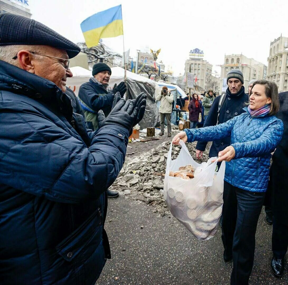 Из открытых источников в интернете. В.Нуланд раздает «печеньки» на Майдане в Киеве.