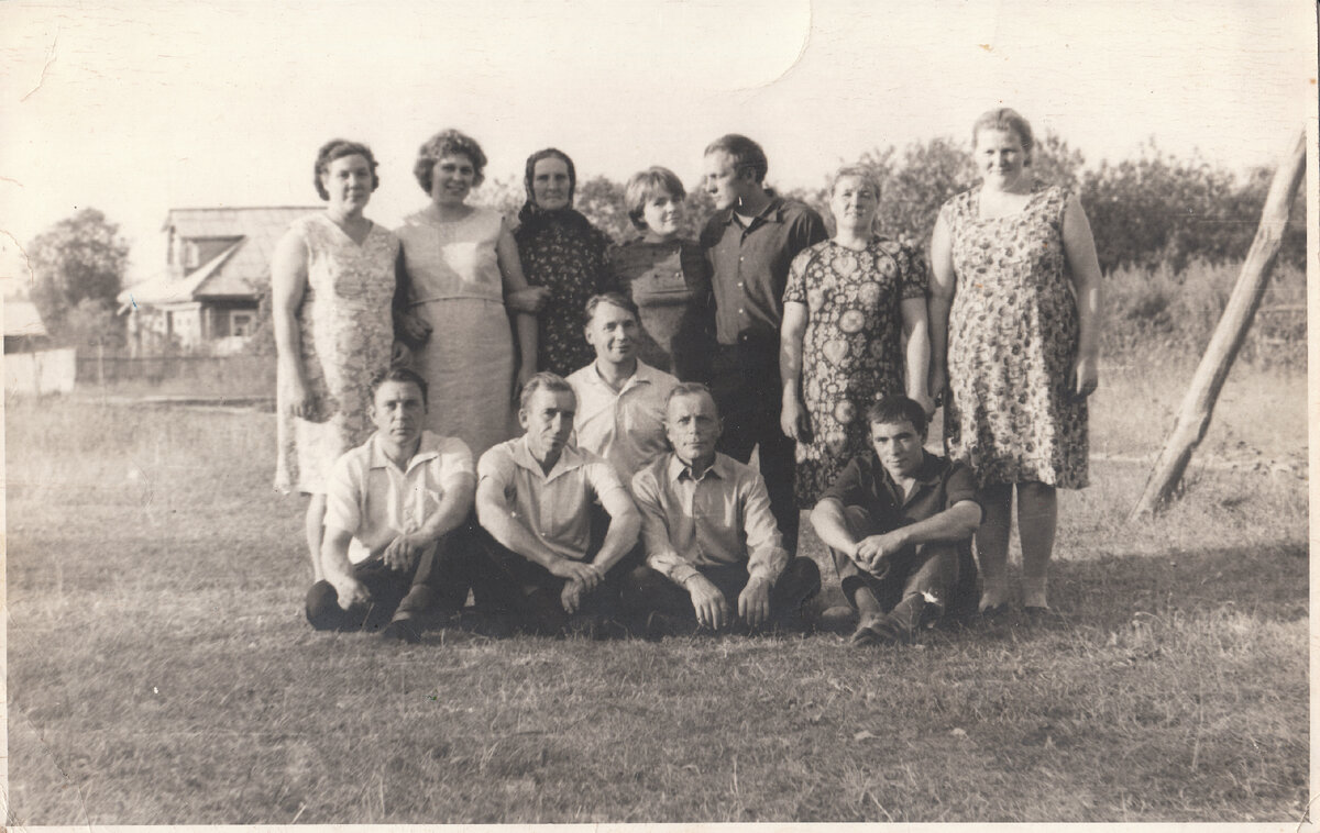 Слева направо Валентина Федоровна, моя бабушка, их мама Екатерина, далее младший брат бабушки Валерий с супругой, крайняя справа баба Клава