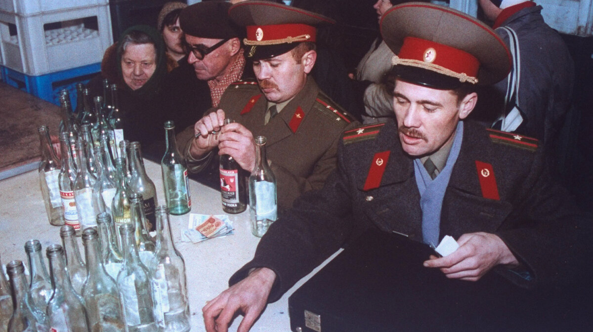 Пьянство в СССР было социально одобряемым пороком. На официальном уровне с любителями заложить за воротник боролись, но общество относилось к нему снисходительно. Ну пьет человек, — а кто не пьет?
