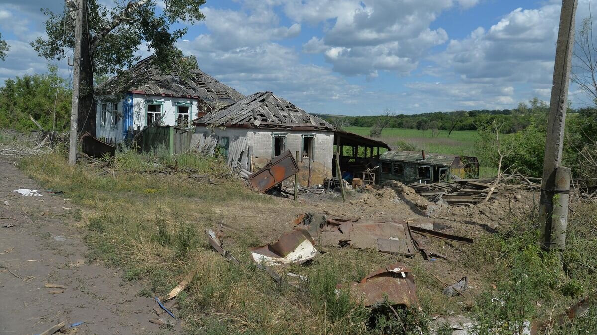    Жилой дом, поврежденный в результате боевых действий в Камышеваха© РИА Новости / Виктор Антонюк