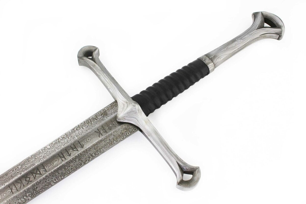 Иной ли свет другой культуры, Забыт в пустыне роковой.
А с ней и жрец как часть скульптуры,
Возвышен львиной головой.
О тех чудесных временах,
Веков прославленных Амона,
Живёт лишь тень скрижали "Арх",
Той славы праздности Атона.