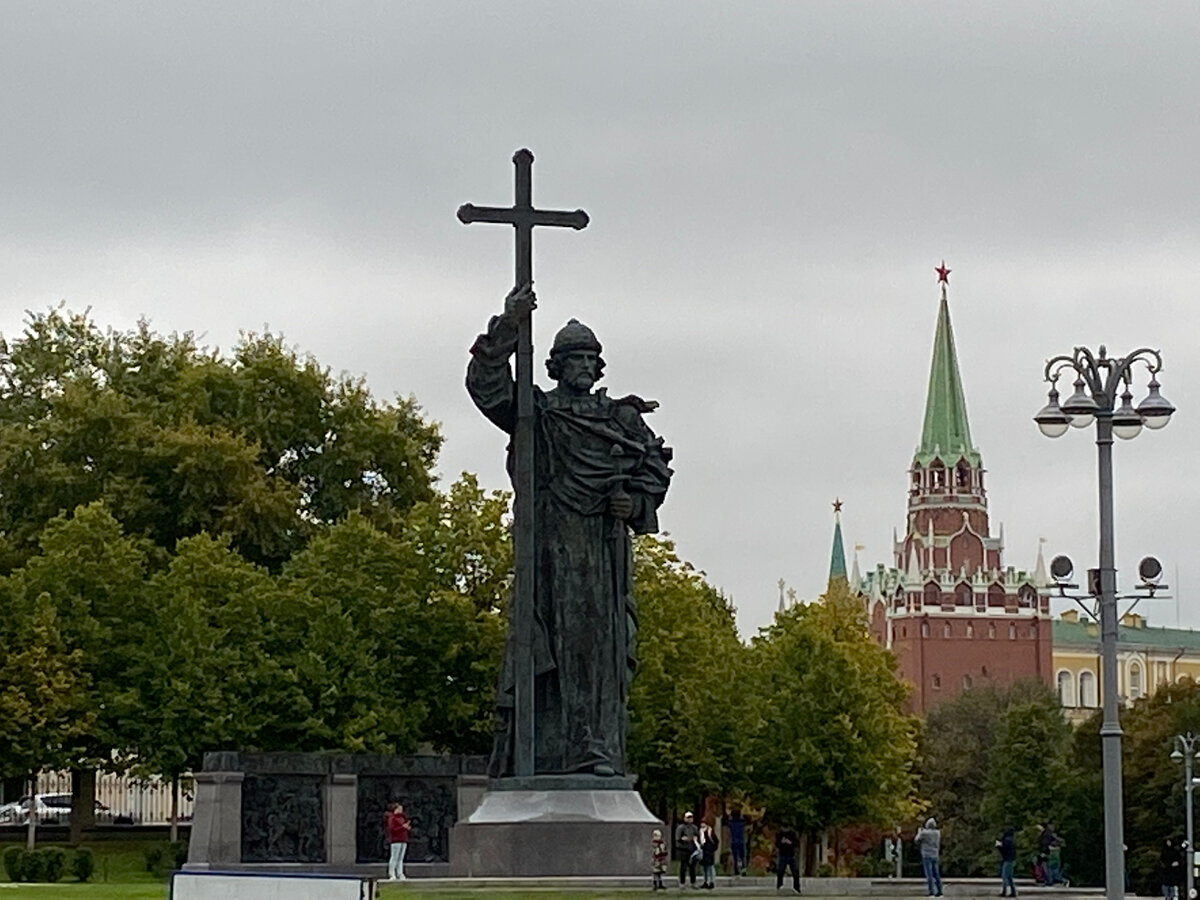 Памятник князю Владимиру в Москве на Боровицкой площади