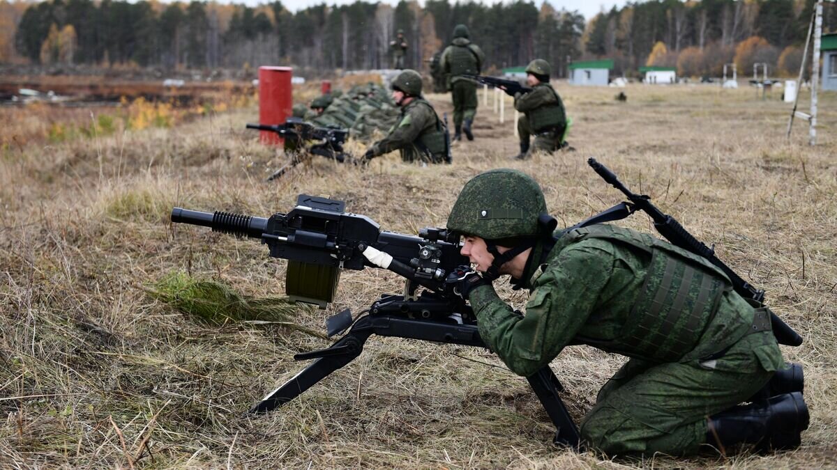    Военнослужащий из числа мобилизованных с автоматическим гранатометом АГС-17 "Пламя" на занятиях по военной подготовке под Екатеринбургом© РИА Новости / Павел Лисицын