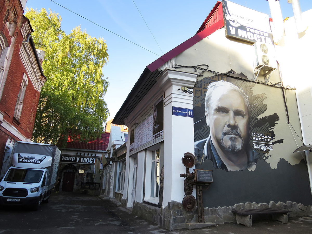 Как гласили плакаты, весной развешанные по центру Москвы, "ОНИ изымают из библиотек Достоевского, а МЫ по-прежнему любим Диккенса".-2