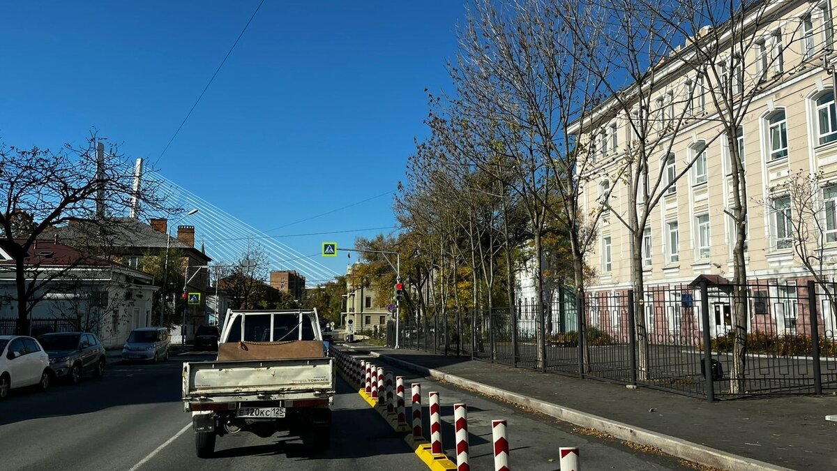     Полоса для парковки Kiss & Ride появилась возле школы № 9 во Владивостоке. Из-за интенсивного движения в центре города невозможно остановиться и попрощаться с ребенком — теперь эта проблема решена.