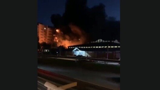     В Ейске самолет рухнул на жилую многоэтажку, об этом сообщил телеканал «НТВ».