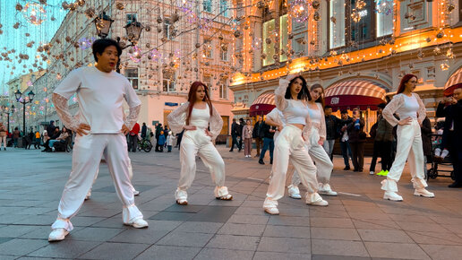 🇷🇺 РУССКИЕ ДЕВУШКИ танцуют на улице Никольской + (окружающие звуки 🎧)