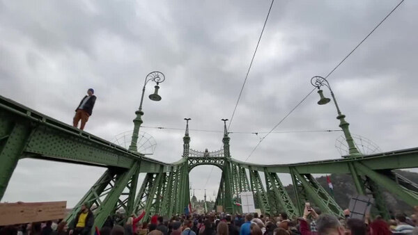 В Будапеште третий раз за месяц прошли массовые протесты против низких зарплат учителей. Видео © Twitter / Tamas Pal