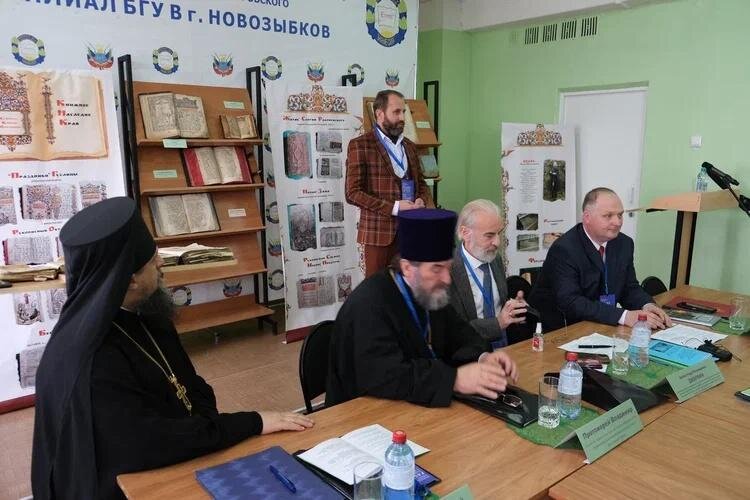 на конференцию приехали 2 ученых