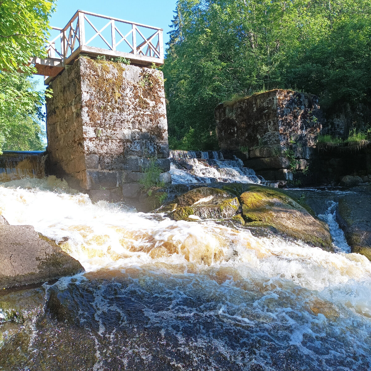 Плотина малой гидроэлектростанции. Фото автора