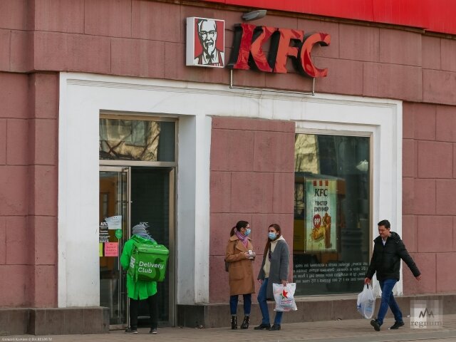    Горожане ждут еду у окна KFC Алексей Колчин © ИА REGNUM