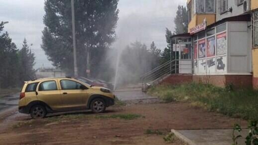     В Ростове-на-Дону из-за коммунальной аварии из-под земли начали бить потоки воды на большую высоту, сообщили очевидцы в соцсети «ВКонтакте».