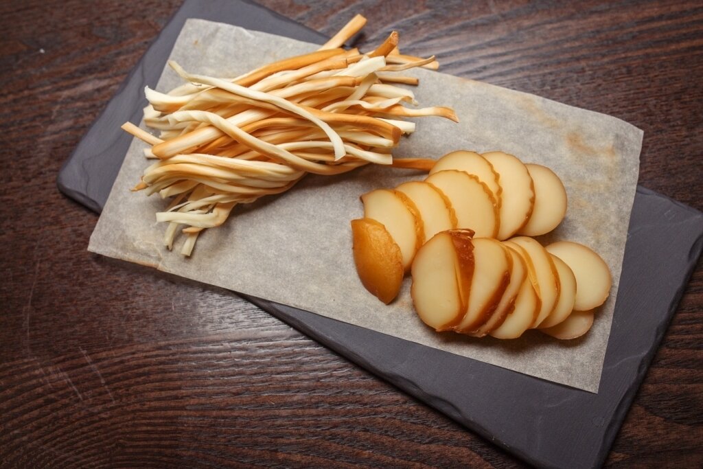 Сырные снеки. Сыр бочонок копченый. Сыр косичка производство. Как сделать копченый сыр. Копчение сыра чечил.