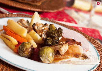 Филе индейки, тушенное с овощами, обладает невероятно приятным вкусом и ароматом. Овощной гарнир подчеркивает нежность мяса. Блюда из индейки рекомендуют для диетического питания.