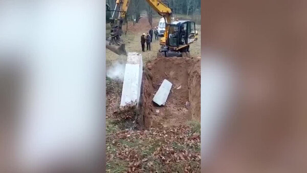 Тяжёлая техника демонтирует латвийскую часть "Кургана Дружбы" на стыке границ Латвии, России и Белоруссии. Видео © Telegram / Sputnik Ближнее зарубежье