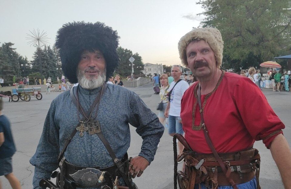     По центральным улицам города ходит патруль в составе двух полицейских, двух представителей казачьей дружины и двух добровольных дружинников. Анастасия ТАЛЫЗИНА