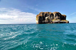 Плайя-де-Баллота отличается довольно внушительными масштабами, протяженность песчаного пляжа составляет 350 метров. Одной из главных достопримечательностей этих мест является остров-скала Кастро, на который с побережья открывается великолепный вид. Добираться до пляжа туристы предпочитают по морю, на побережье крайне редко можно встретить отдыхающих даже в разгар туристического сезона.