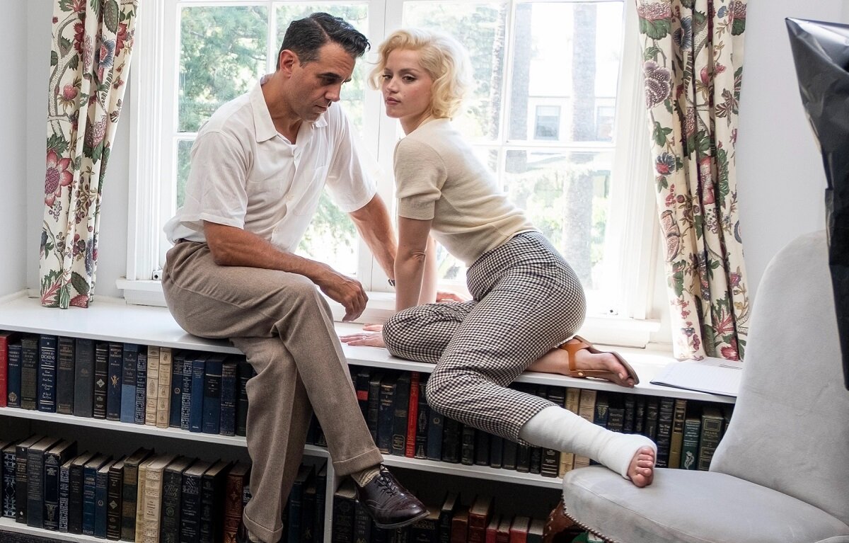 "Начитанная девушка", - скажет истинный библиофил, присмотревшись к этому фото.