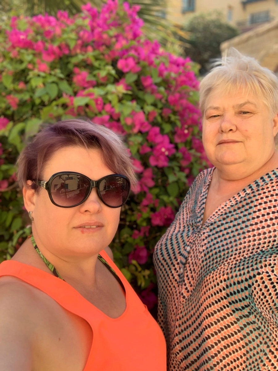 Мама как ребёнок восхищалась цветам, птичкам, воздуху и изобилию еду в ресторане. Египет 2021. Фото автора