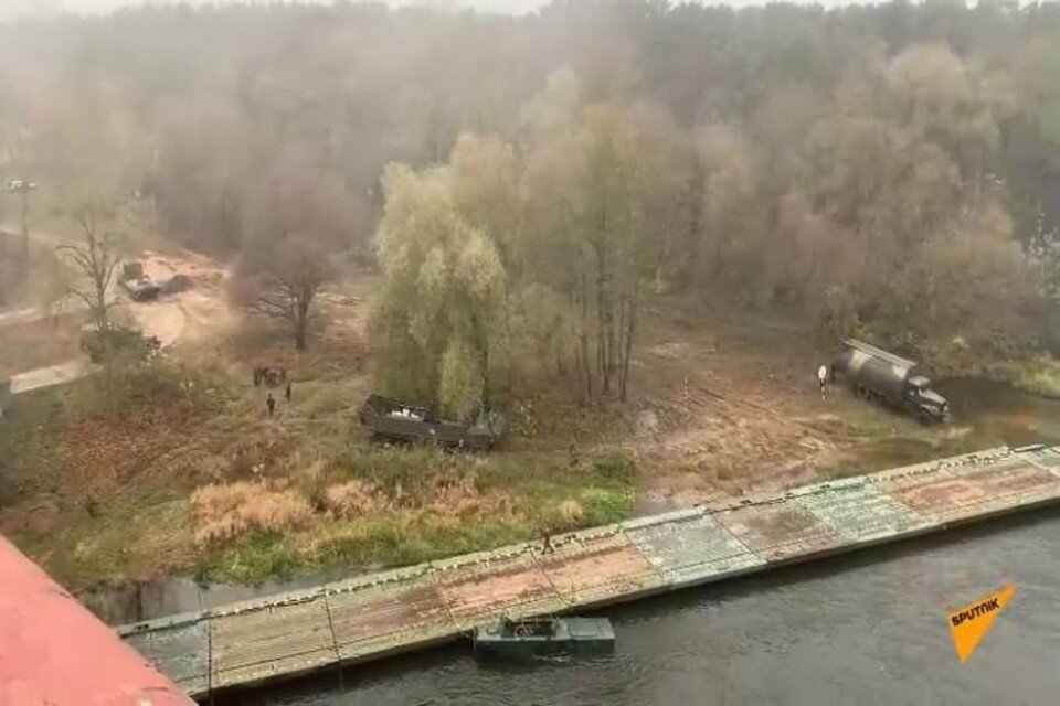     Понтонную переправу начали строить военные в Гродно. Фото: скриншот с видео Sputnik.by