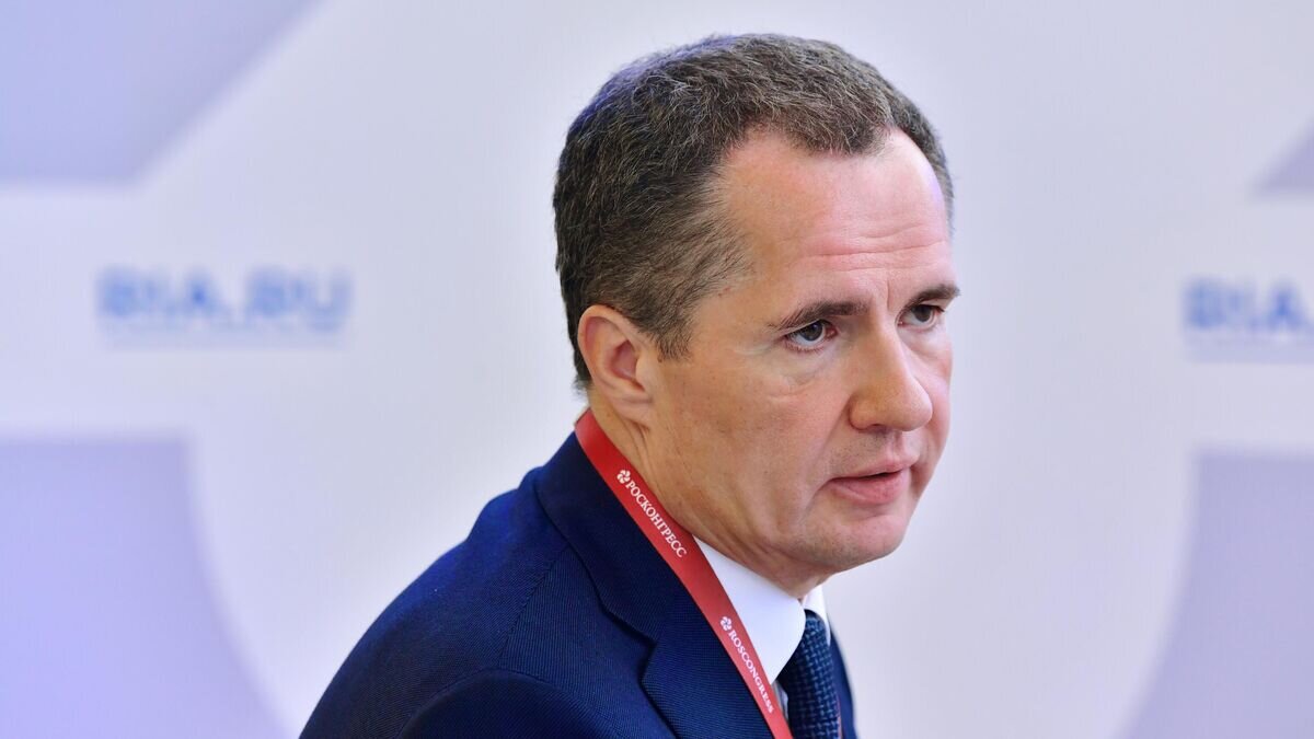    Врио губернатора Белгородской области Вячеслав Гладков у стенда МИА "Россия сегодня" на Петербургском международном экономическом форуме - 2021© РИА Новости / Алексей Майшев