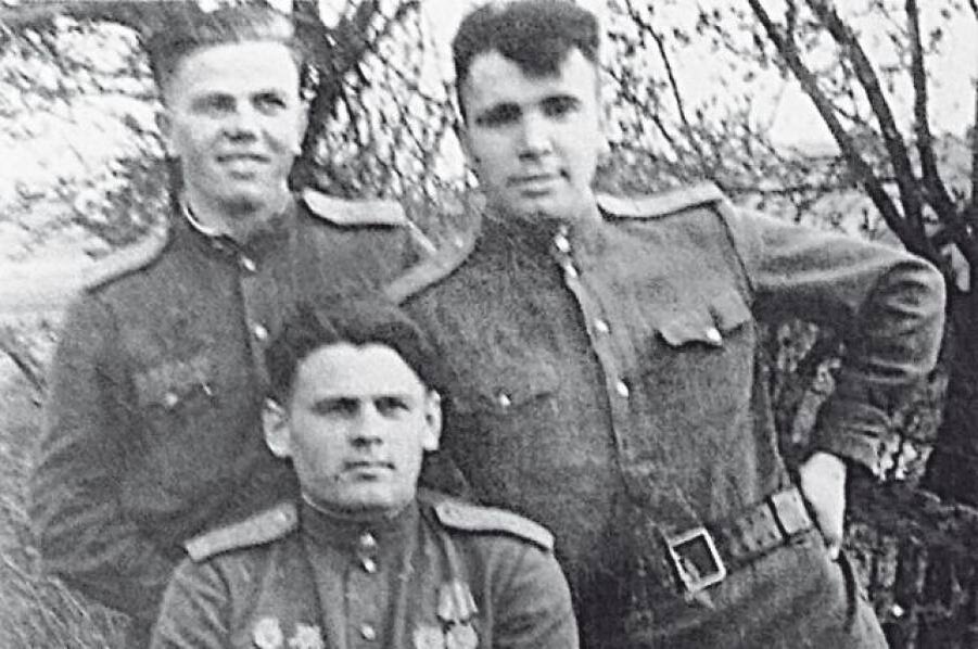 Анатолий Павлович Артеменко (внизу) с товарищами. Источник фото: http://planetavvs.ru/tag/artemenko