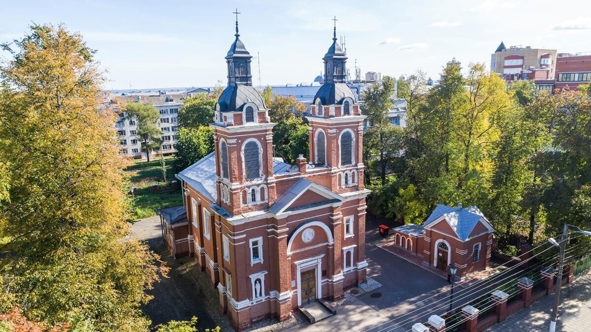 Орган киров. Александровский костёл Киров. Католический костел Киров. Ул. Дерендяева, 46. Александровский костёл. Органный зал Киров.