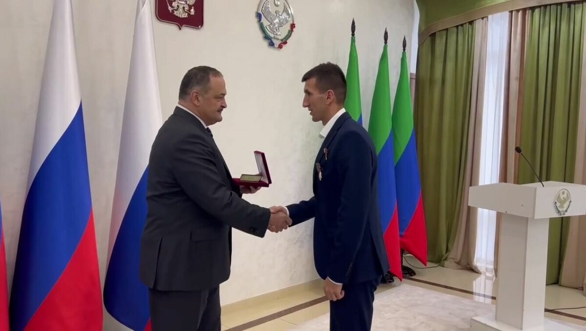     В Дагестане прошло награждение Героя России Руслана Курбанова, об этом сообщили в администрации республики.