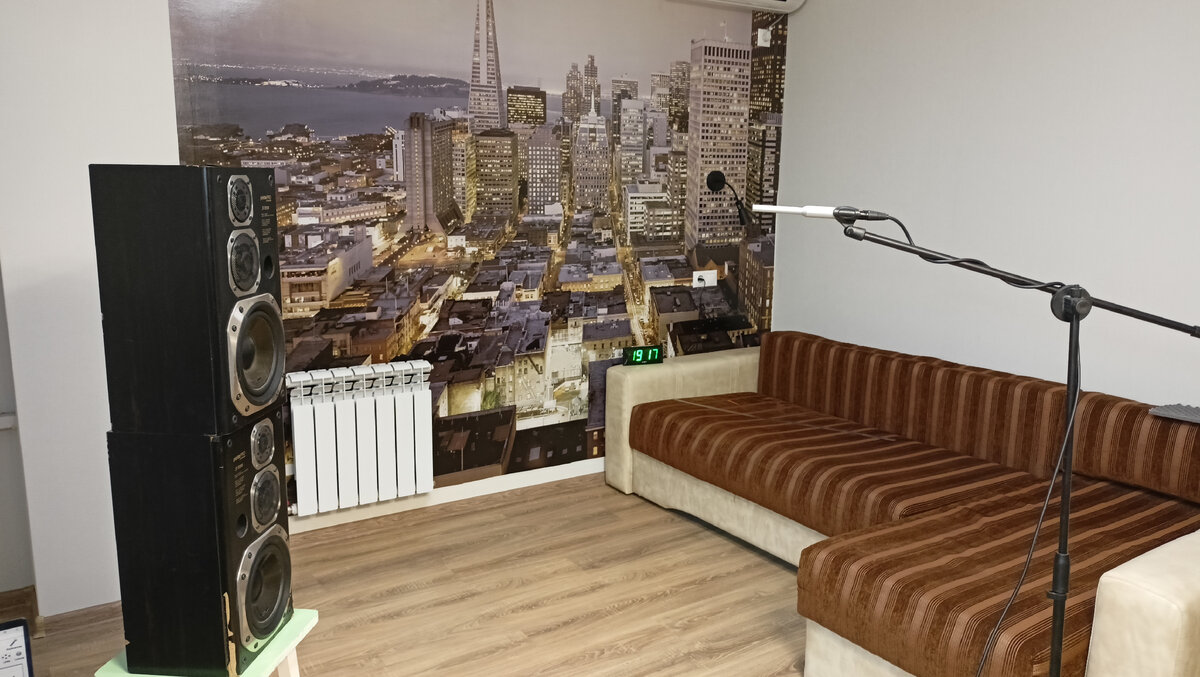 Например, вот так. Расположение колонки на другой колонке оказывает влияние, но не принципиальное. Это первое тестовое помещение - обычная, акустически не подготовленная комната 