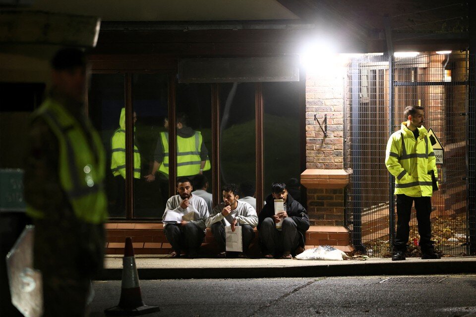     Daily Mail: В Британии мигранты устроили беспорядки в центре временного содержания  REUTERS