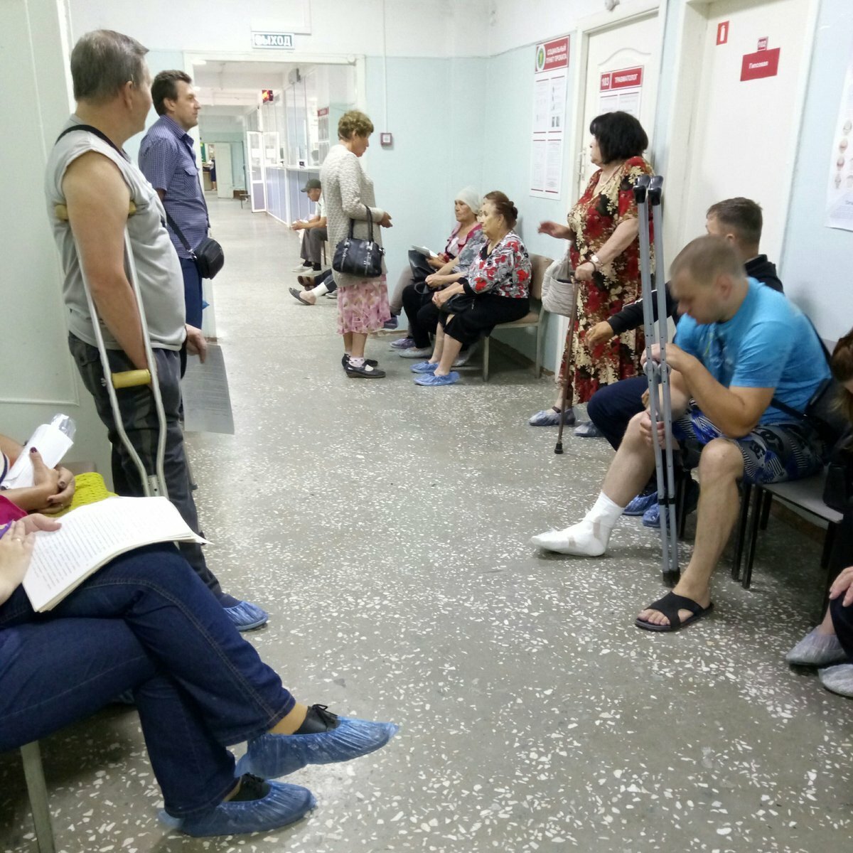 Люди в очереди в больнице. Люди в очереди в больнице. Очередь к врачу. Очередь в больнице. Сижу в больнице в очереди.