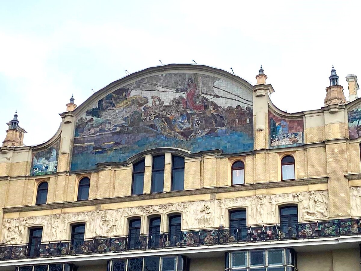 Майолика М.Врубеля "Принцесса Грёза" на фасаде гостиницы "Метрополь"