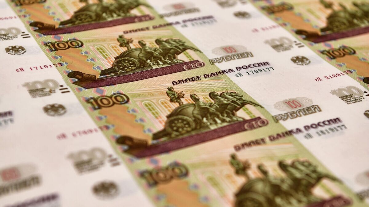    Лист с денежными купюрами номиналом 100 рублей© РИА Новости / Павел Лисицын