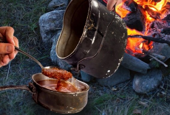 Никакого чуда тут нет. Ведь в основе блюда настоящие овощи и мясо! Калорийность одной порции около 500 Ккал. 