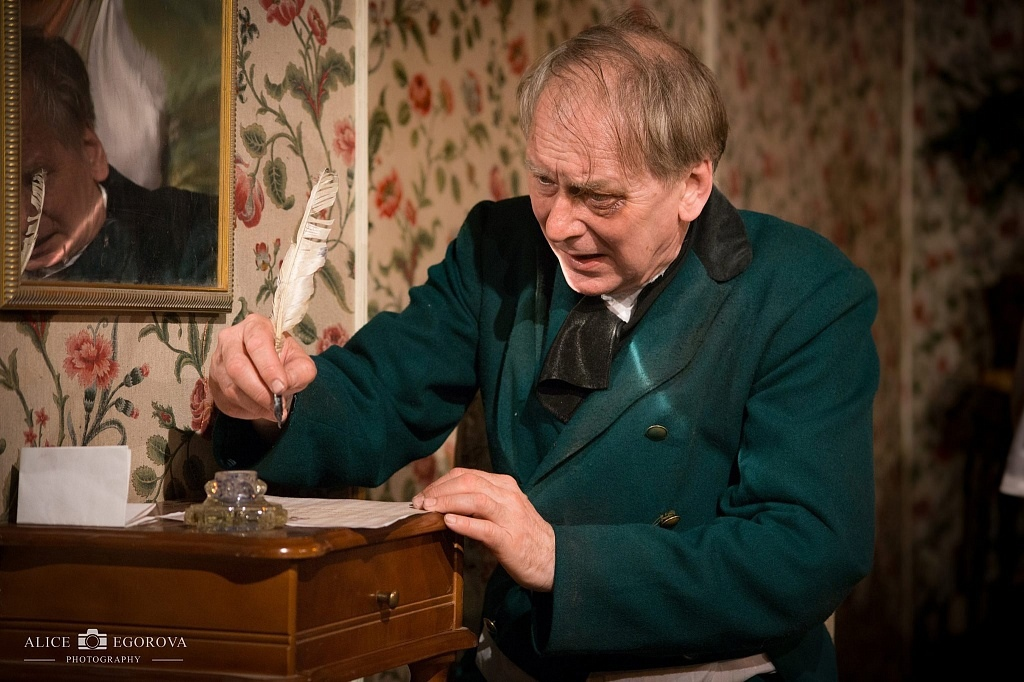 Актер В. Борисов в роли стряпчего Захара Захарыча в пьесе А.Н. Островского "В чужом пиру похмелье"