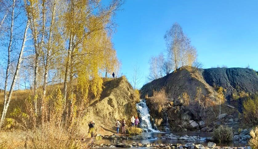 темный силуэт на верху - это я))) спасибо за фото участникам группы. и озеро в галерее