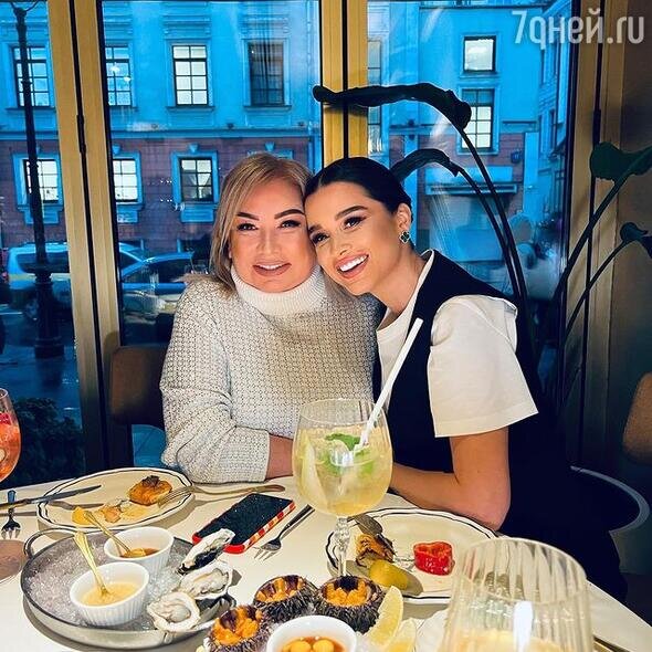    Ксения Бородина с мамой Социальные сети