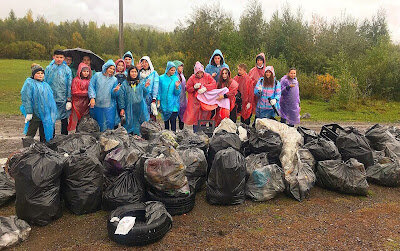 И тут мы герои: начали уборку. На следующий год всё будет по новой. Что толку бороться со следствием – надо устранять причину. Министерству надо добиваться строительства снегоплавильных установок, а министру не бегать по субботникам и раздавать интервью. И не благодарить, а наказывать надо всю «контору», раз такое допустили. У каждого садоводства лежат кучи мусора за забором. Но договора на вывоз этого мусора не заключили. А ещё жгут костры с вонючим дымом. Почему это не наказуемо? Вокруг контейнерных площадок лежат горы отходов, растущих день ото дня, но власть никак не может решить: кому же это убирать. За что мы тогда платим и кому?Любим мы создавать себе проблемы, а потом всем решать их напоказ. Показывают по ТВ, как во главе с министром, отвечающим за экологию, чиновники собирают мусор по берегам рек. Всю зиму туда вывозили снег из города с грязью и мусором. Летом ещё туристы нагадили.