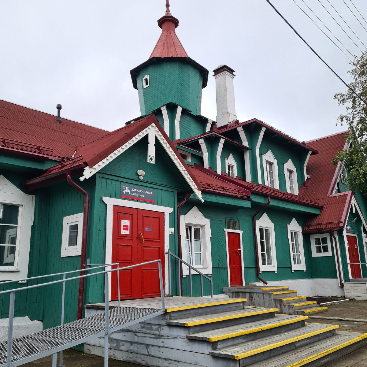 Здание вокзала Медвежья Гора напоминает резной терем или дом зажиточного крестьянина. Построена архитектором Руфином Габе в 1916 г. И по сей день сохраняет свой первоначальный облик.