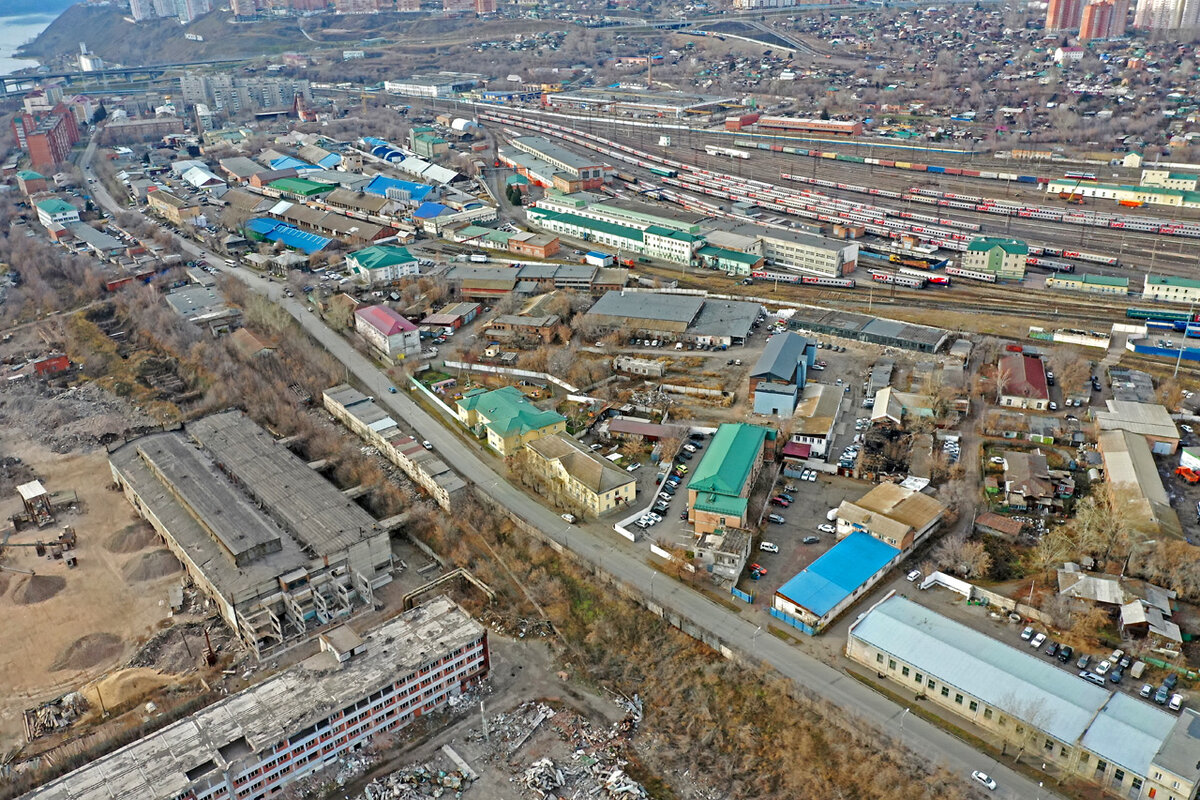     На участке находится много строений, принадлежащих различным структурам и частным лицам