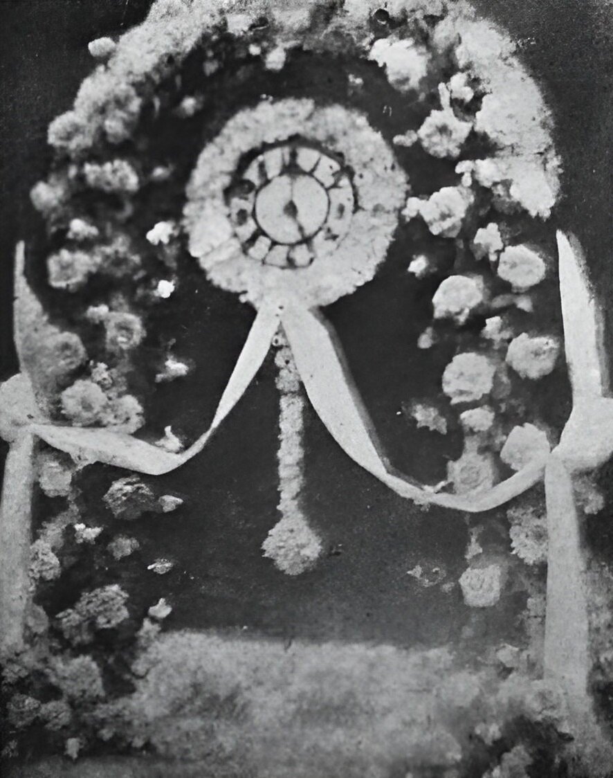 Часы, украшенные цветами. Стрелки показывают время ухода в мир иной (1901 год)