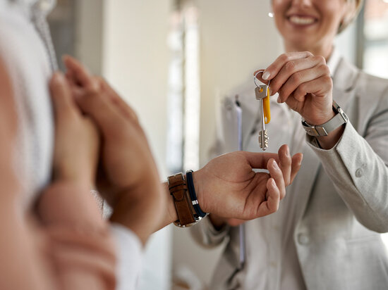     можно оплачивать аренду не просто переводом, а, например, покупать что-то на эту сумму в пользу владельца жилья. фото: freepic.com