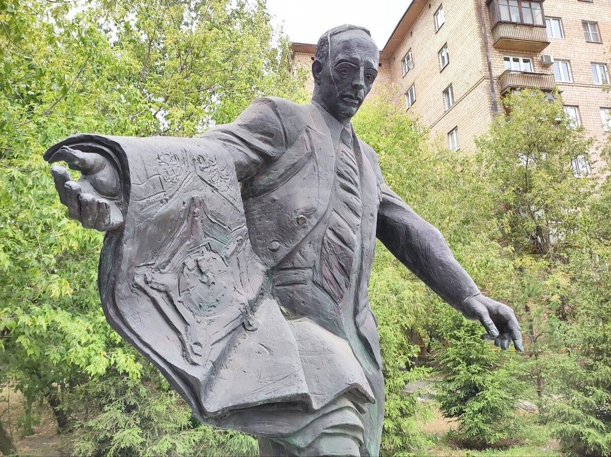 Памятник архитектору Каро Алабяну в Москве. Источник — dzen.ru/pa_myatnik