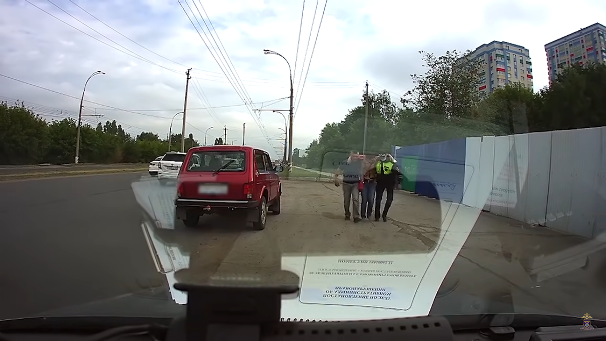 Галерея снимков. Сотрудники ГАИ отвезли женщину в больницу.