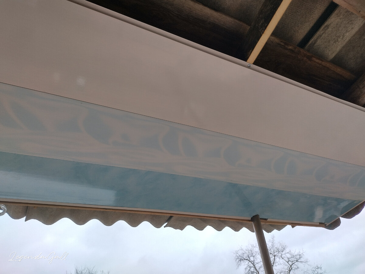 С края голубая гамма