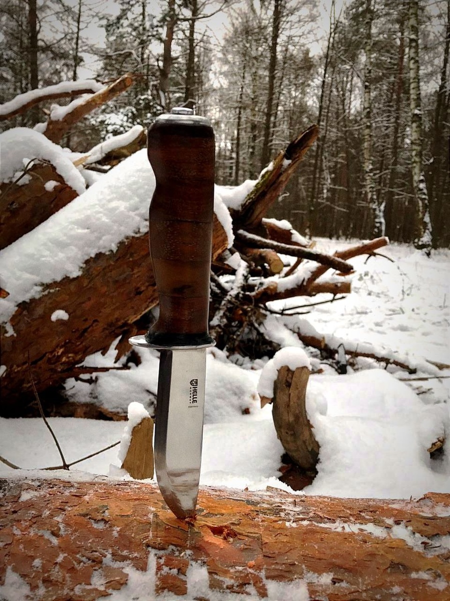                  На фото нож с клинком от компании "HELLE", с рукояткой ручной работы.