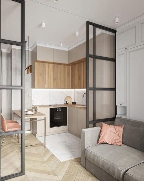 Стеклянная перегородка для зонирования квартиры. Студия в пастельных серо-пудровых тонах