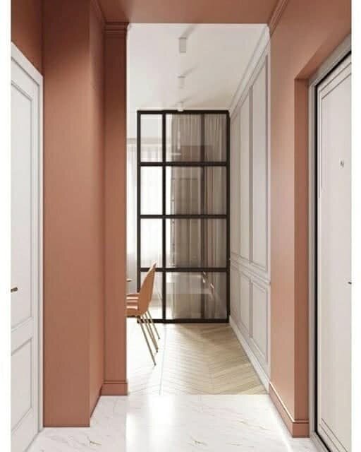 Стеклянная перегородка для зонирования квартиры. Студия в пастельных серо-пудровых тонах